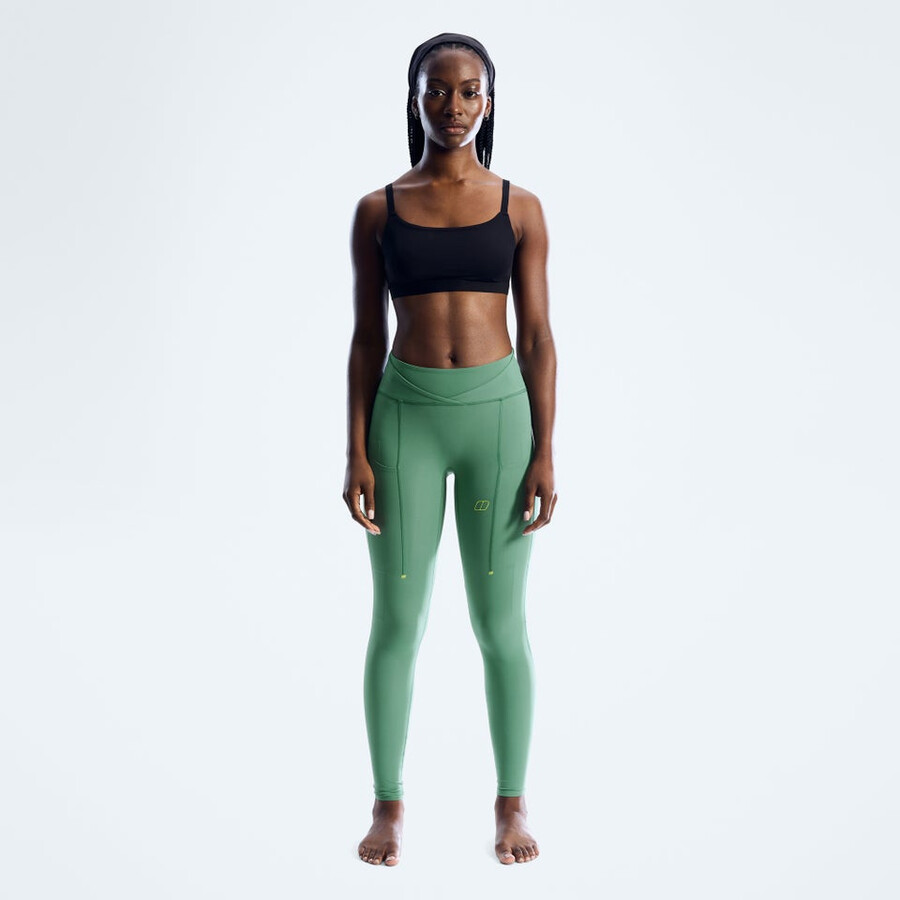 donne farren con un paio di leggings verde berghaus