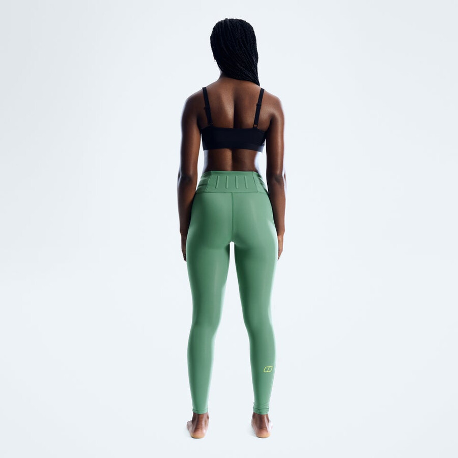 donne farren con un paio di leggings verde berghaus