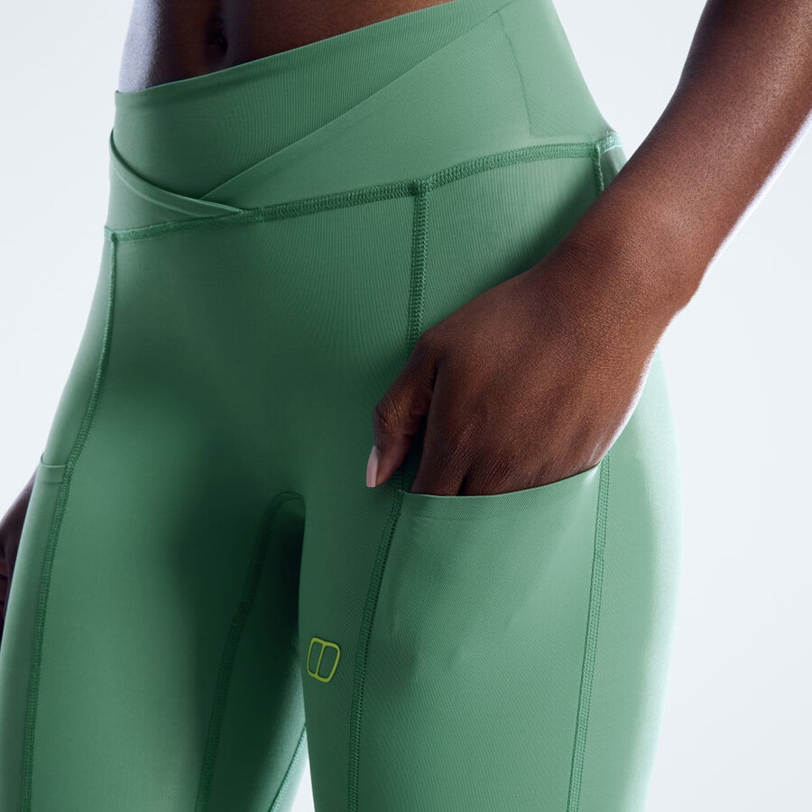 donne farren con un paio di leggings verde berghaus
