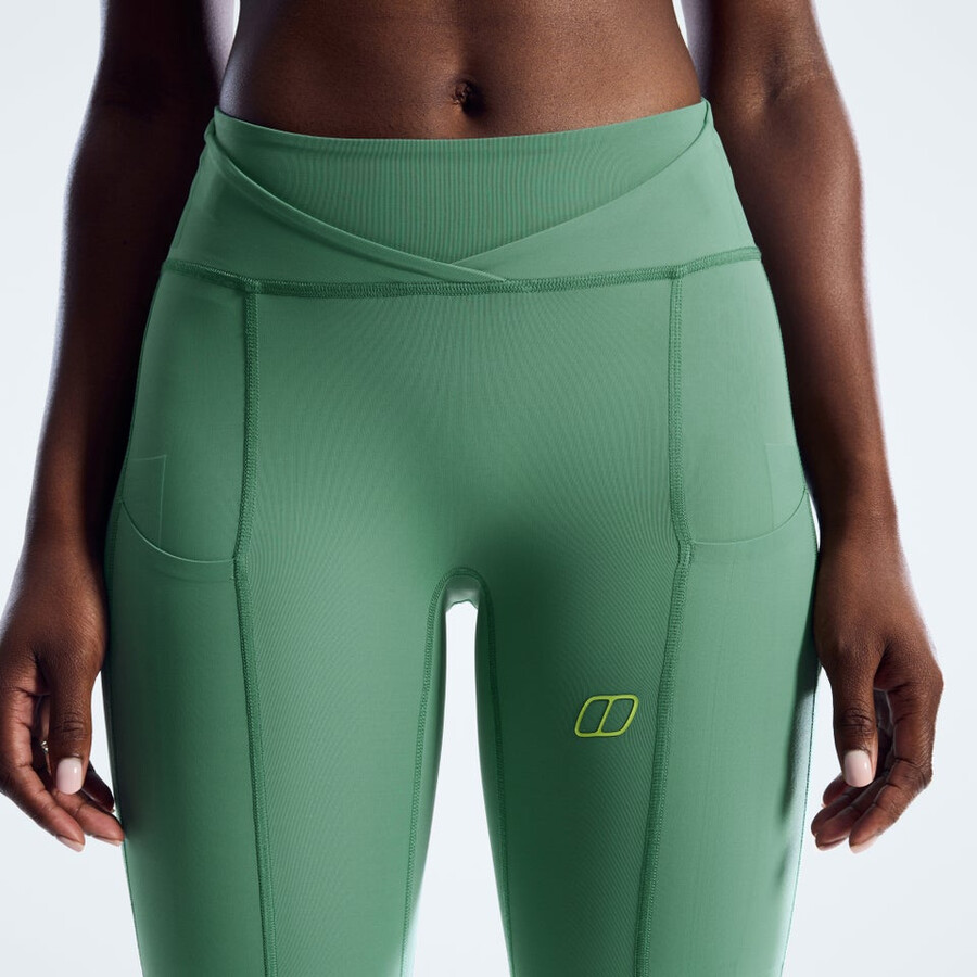 donne farren con un paio di leggings verde berghaus