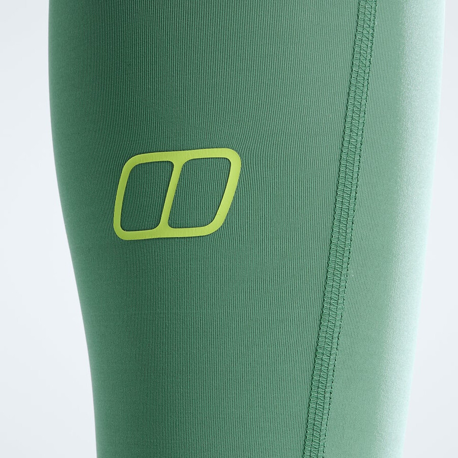 donne farren con un paio di leggings verde berghaus