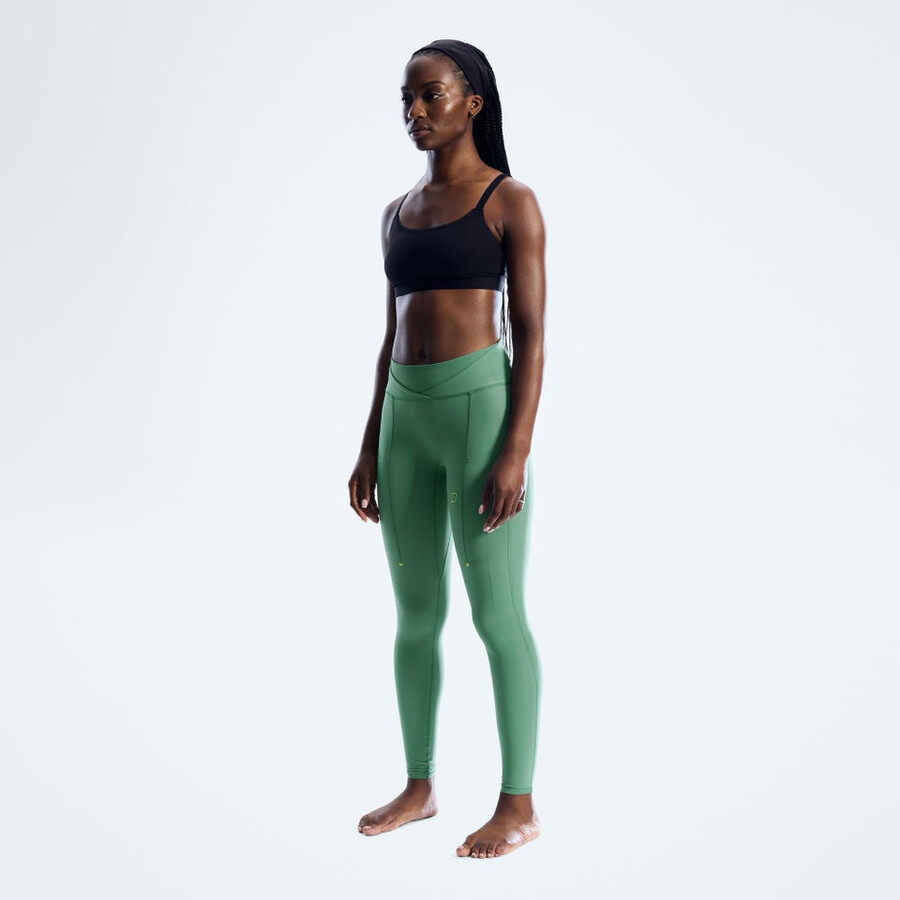 donne farren con un paio di leggings verde berghaus