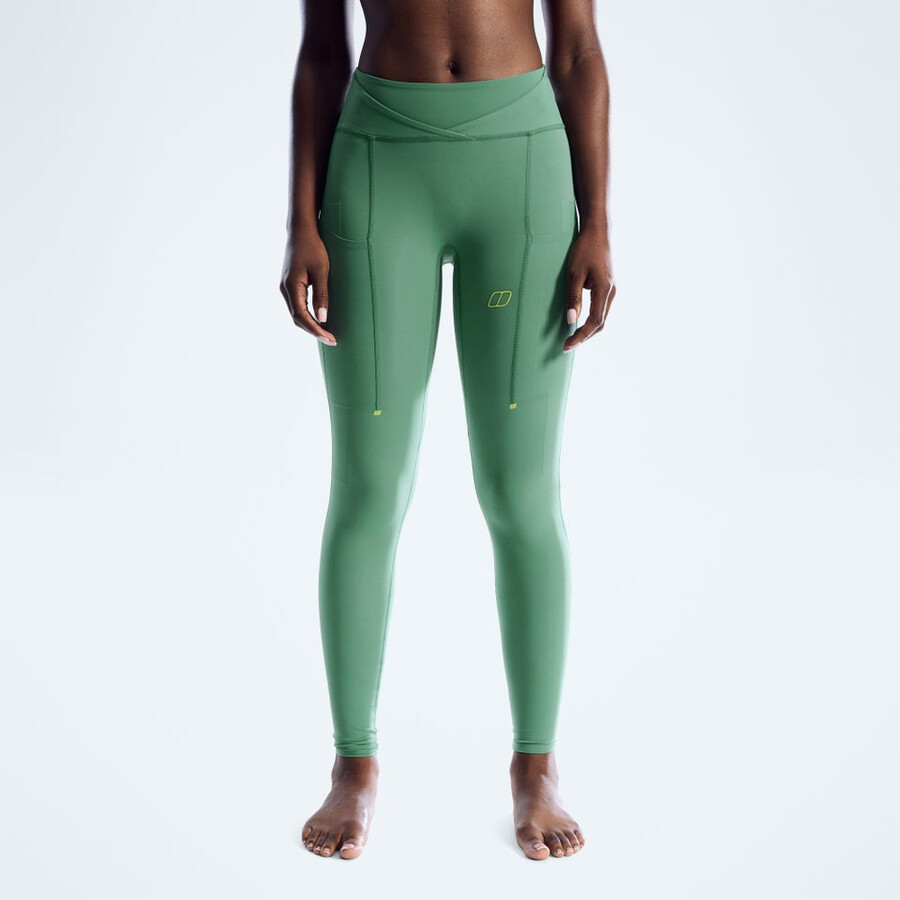 donne farren con un paio di leggings verde berghaus