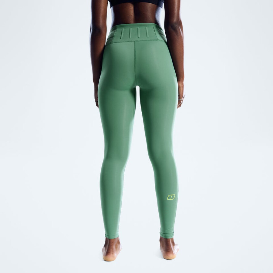 donne farren con un paio di leggings verde berghaus