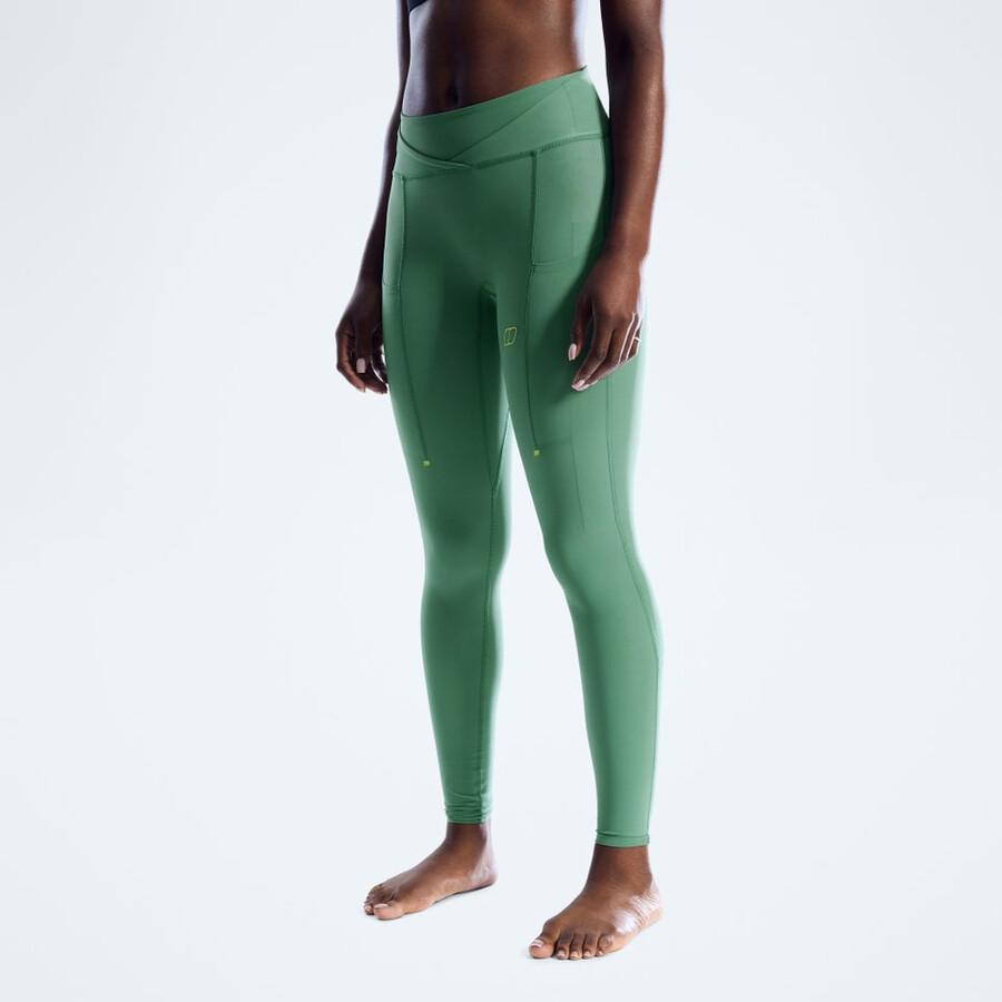donne farren con un paio di leggings verde berghaus