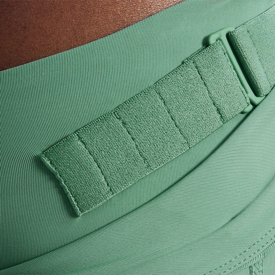 donne farren con un paio di leggings verde berghaus