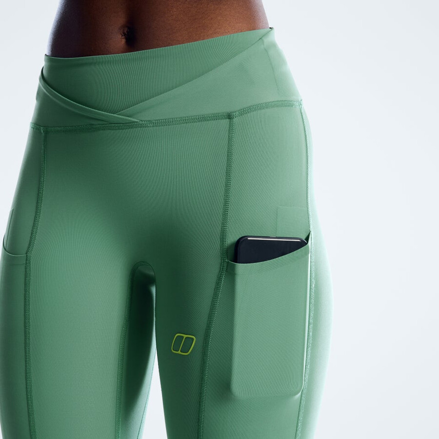donne farren con un paio di leggings verde berghaus